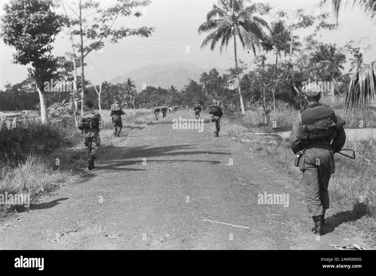 Action Sukabumi troupes néerlandaises avançant le long d'une route au loin une montagne (volcan) Date: 21 juillet 1947 lieu: Indonésie, Java, néerlandais Inde, Sukabumi Banque D'Images