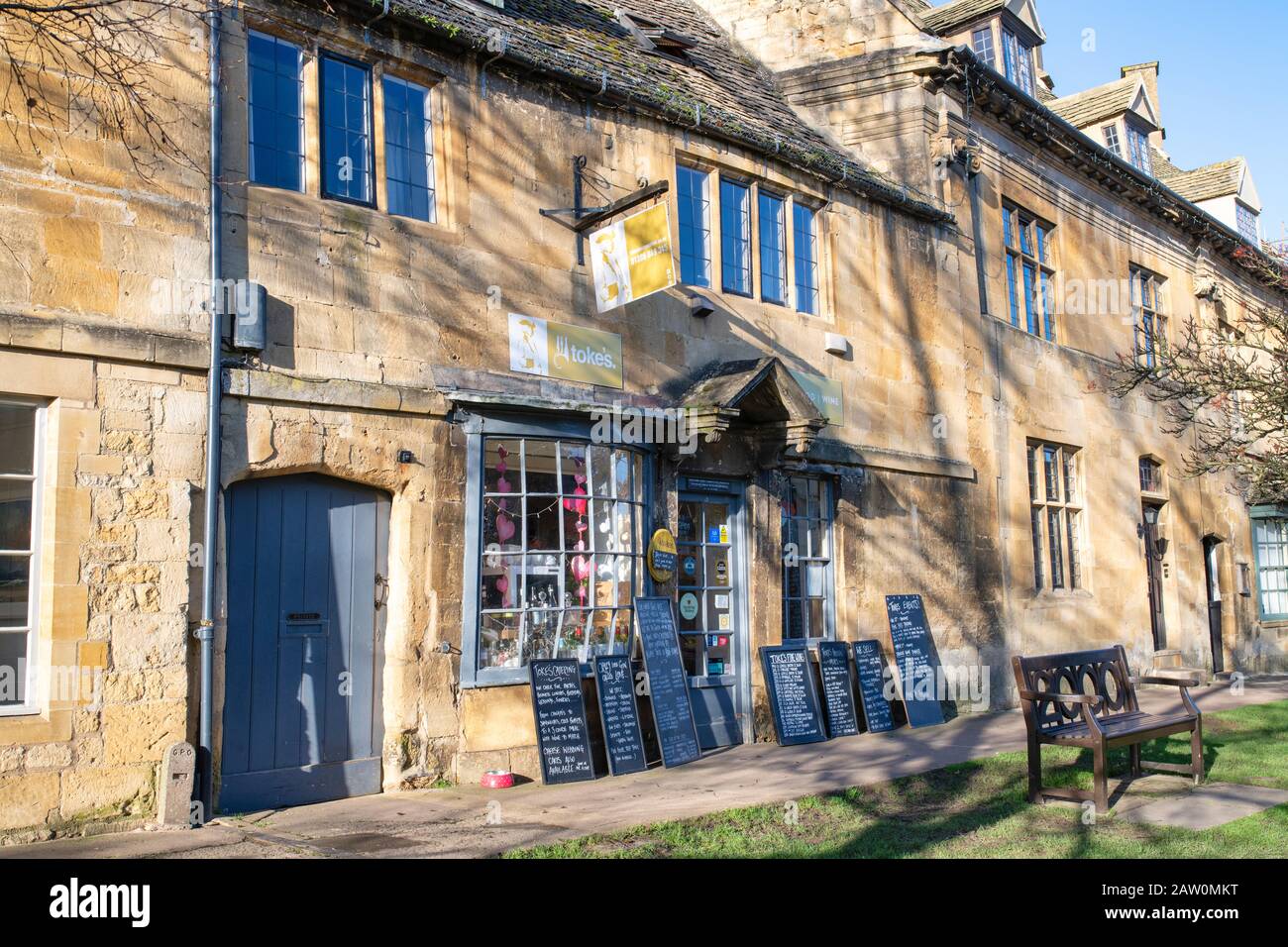 La épicerie fine de Toke's et la boutique de vins de l'après-midi en plein soleil d'hiver. Chipping Campden, Cotswolds, Gloucestershire, Angleterre Banque D'Images