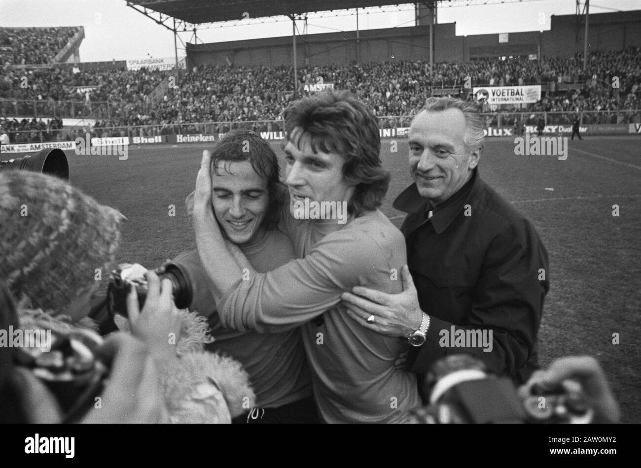 Qualificatif pour la coupe du monde, Pays-Bas-Belgique dans le stade olympique d'Amsterdam: 0-0 Neeskens (à gauche), Krol et chef d'équipe Jack van Zanten après l'annotation: Les Pays-Bas avaient assez à un moment pour se qualifier, la Belgique a dû gagner. Les Pays-Bas étaient également dus à la qualification de la coupe du monde 1974 au fait que l'arbitre Kazakov (à tort comme il s'est avéré) un but belge désapprouvé. Date: 18 novembre 1973 lieu: Amsterdam, Noord-Holland mots clés: Chefs d'équipe, sport, football, football Nom De La Personne: Krol, Ruud Neeskens, Johan Zanten, Jack Banque D'Images