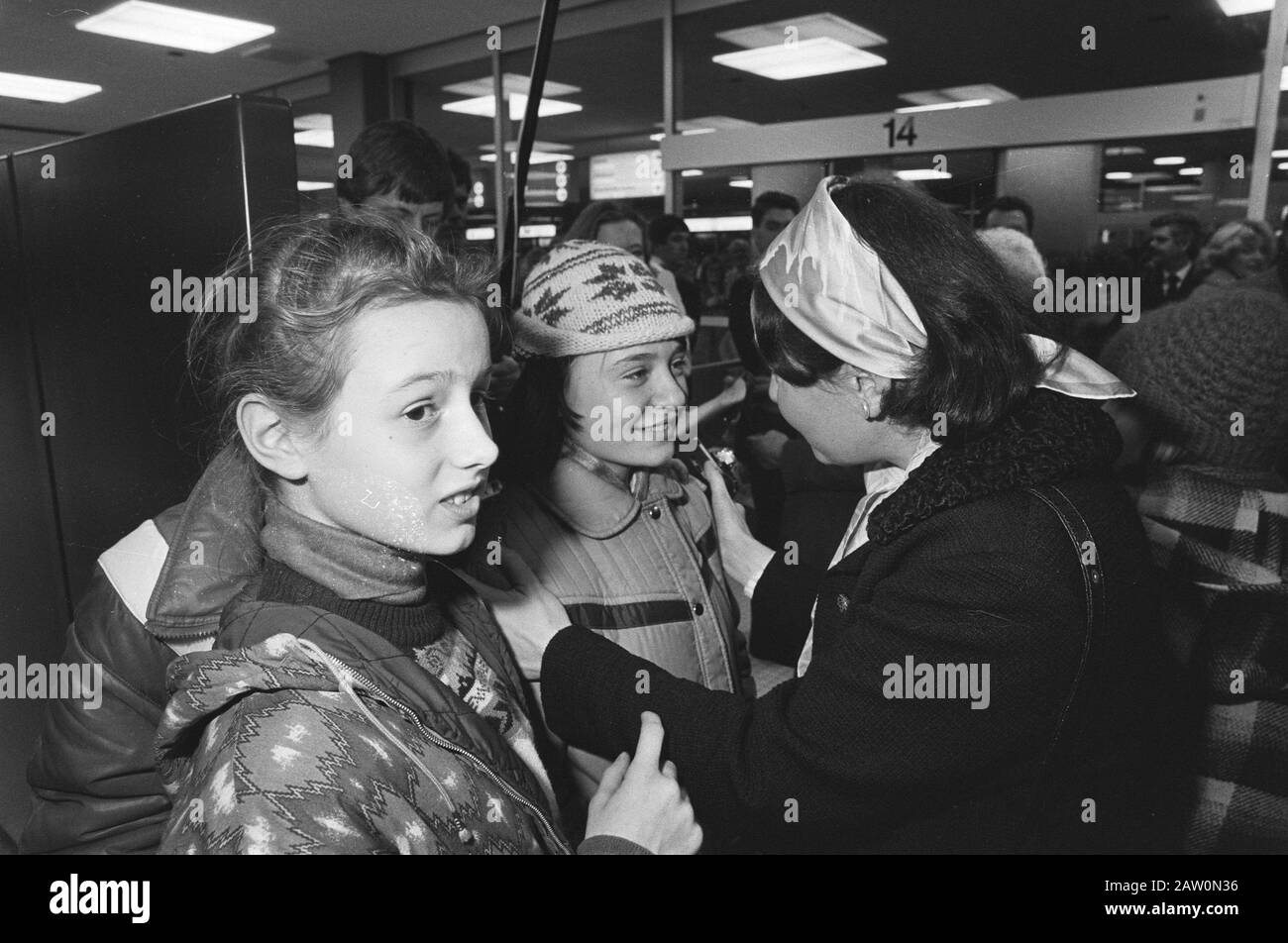 Quatre-vingt-dix enfants polonais (orphelins) sont arrivés à l'aéroport pour un mois de vacances dans les familles d'accueil néerlandaises. Date : Le 8 Février 1982 Lieu : North-Holland, Schiphol Mots Clés : Enfants Banque D'Images