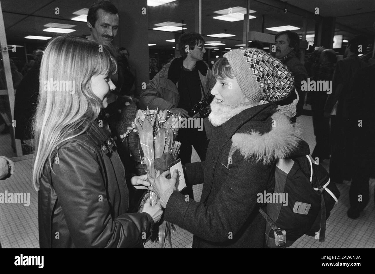 Quatre-vingt-dix enfants polonais (orphelins) à l'aéroport pour des vacances d'un mois dans les familles d'accueil néerlandaises. Date : le 8 février 1982 lieu : North-Holland, Schiphol mots clés : fleurs, enfants, filles Banque D'Images