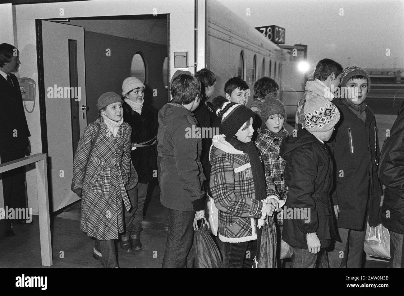 Quatre-vingt-dix enfants polonais (orphelins) sont arrivés à l'aéroport pour un mois de vacances dans les familles d'accueil néerlandaises. Date : Le 8 Février 1982 Lieu : North-Holland, Schiphol Mots Clés : Enfants, Arrivées Banque D'Images