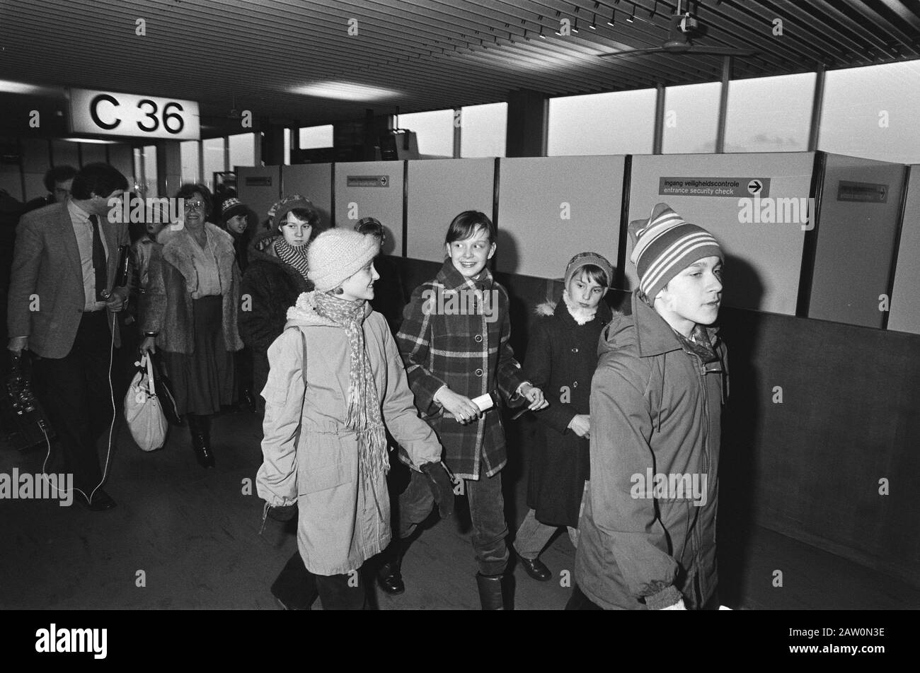 Quatre-vingt-dix enfants polonais (orphelins) sont arrivés à l'aéroport pour un mois de vacances dans les familles d'accueil néerlandaises. Date : Le 8 Février 1982 Lieu : North-Holland, Schiphol Mots Clés : Enfants, Arrivées Banque D'Images