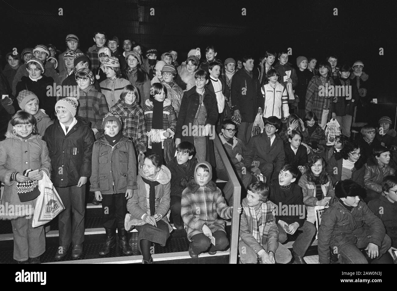 Quatre-vingt-dix enfants polonais (orphelins) sont arrivés à l'aéroport pour un mois de vacances à l'étape néerlandaise pleeggezinnen.op ensemble Date: 8 février 1982 lieu: North-Holland, Schiphol mots clés: Enfants Banque D'Images