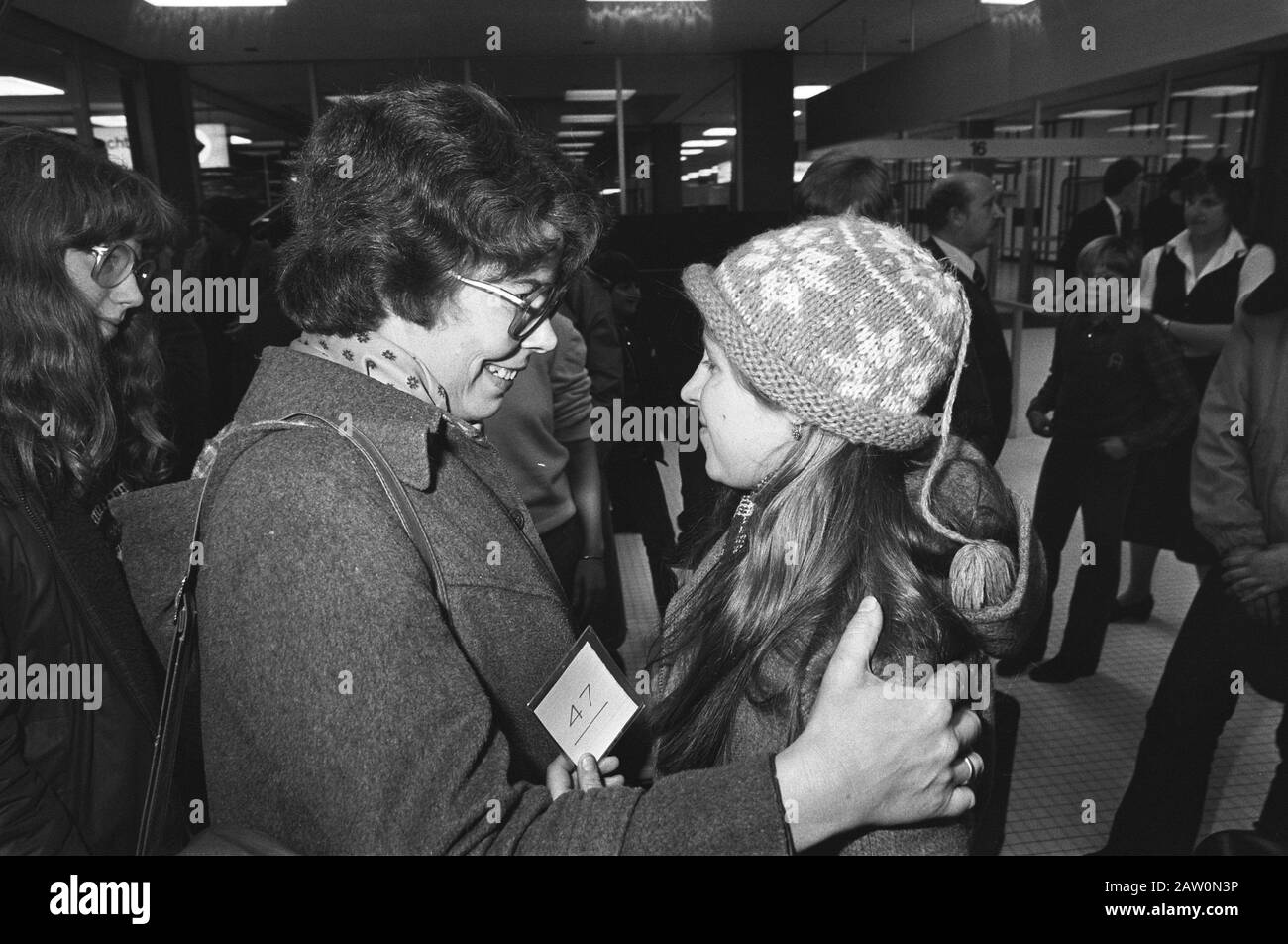 Quatre-vingt-dix enfants polonais (orphelins) sont arrivés à l'aéroport pour un mois de vacances dans les familles d'accueil néerlandaises. Date : Le 8 Février 1982 Lieu : North-Holland, Schiphol Mots Clés : Enfants Banque D'Images