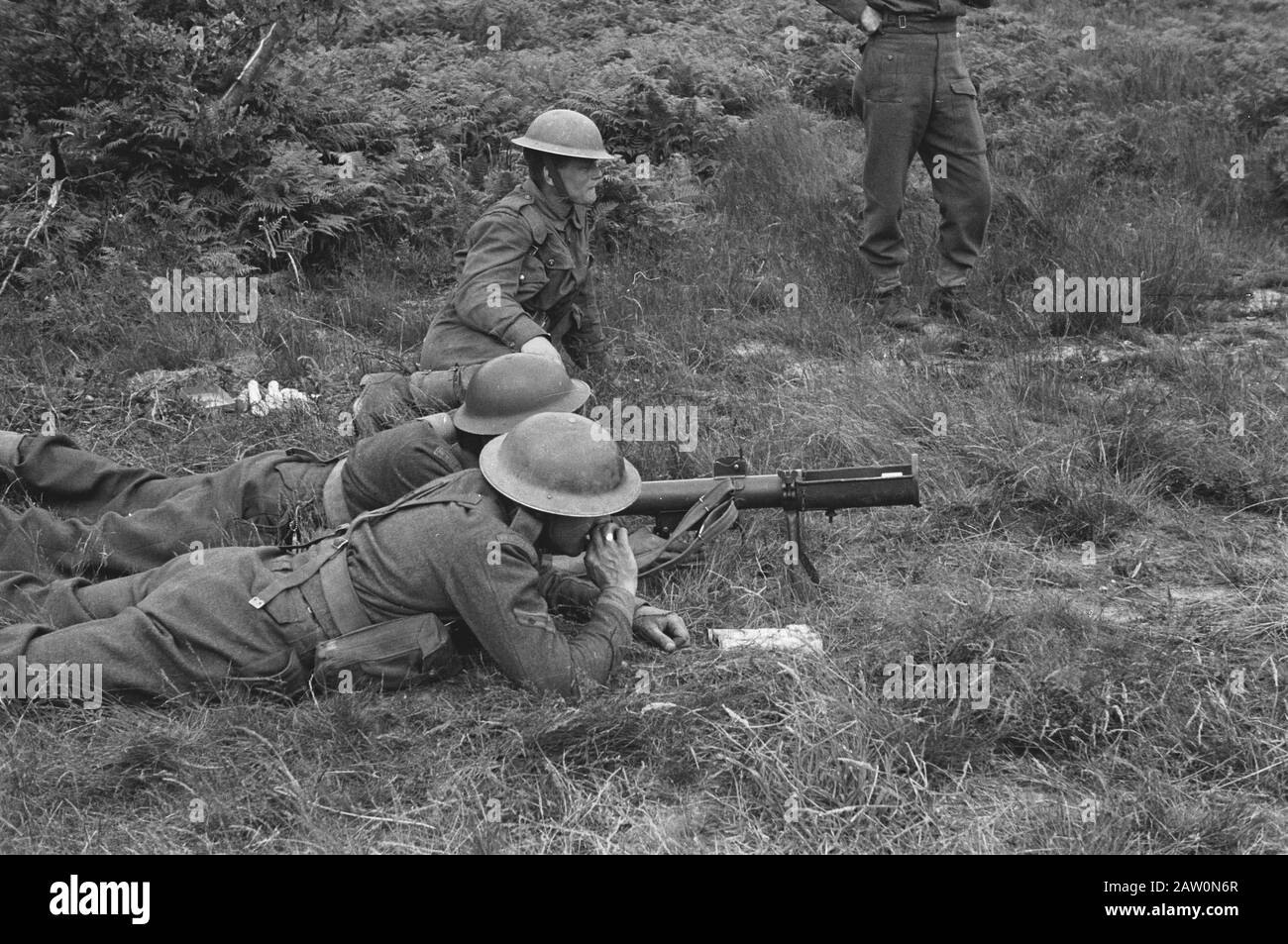 Manœuvres de la Brigade des Pays-Bas 21. Une nouvelle arme en place [exercices Princess Irene Brigade. Une nouvelle arme en place] Annotation: Sujet PIAT [projecteur d'infanterie anti-char], une arme anti-char pour l'infanterie Date: Juillet 1943 lieu: Royaume-Uni mots clés: Manœuvres de l'armée, soldats, seconde Guerre mondiale Banque D'Images