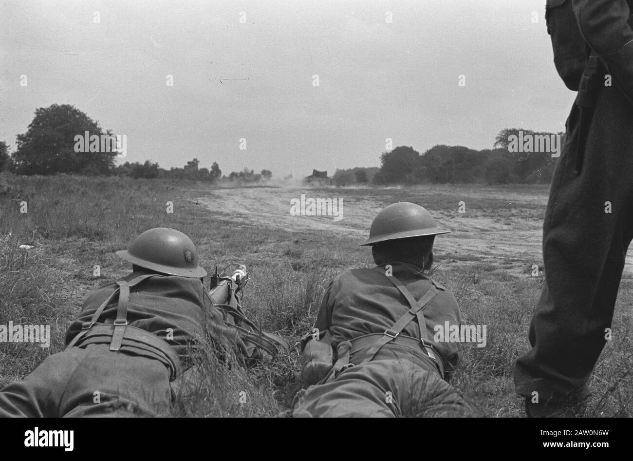 Manœuvres de la Brigade des Pays-Bas 29. Couvrant une route ou une approche avec une nouvelle arme [exercices Princess Irene Brigade. Couverture d'une route d'accès avec une nouvelle arme] Annotation:. Il s'agit d'un PIAT [Projector Infantry anti-tank], une arme antichar pour l'infanterie Date: Juillet 1943 lieu: Royaume-Uni mots clés: Manoeuvres militaires, guerre mondiale II inconnu / domaine public, détenteur du droit d'auteur: Archives nationales Type de matériel: Négatif (noir / blanc) numéro d'inventaire: Voir accès 2.24.01.05 Banque D'Images