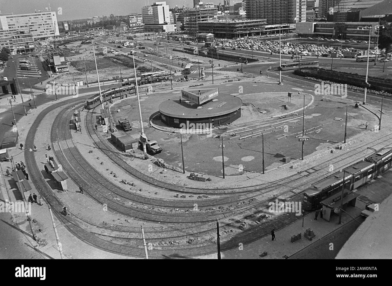 Nouvelle gare Rotterdam. Place du milieu grand tour en attente Date: 23 août 1967 lieu: Rotterdam, Hollande du Sud Banque D'Images
