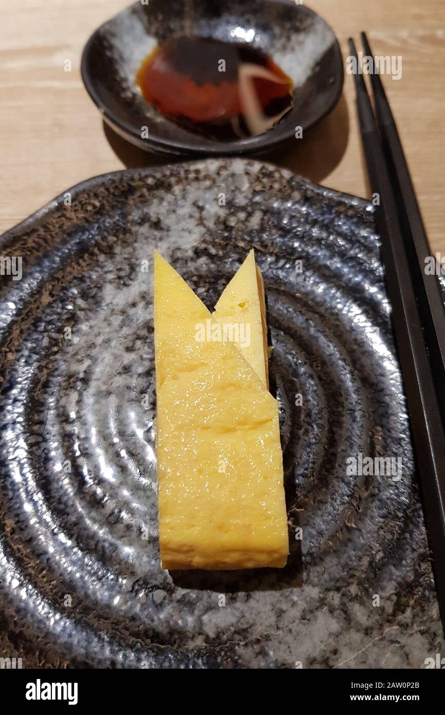 Omelette aux œufs frits Tamago sushi avec sauce au shoyu Banque D'Images