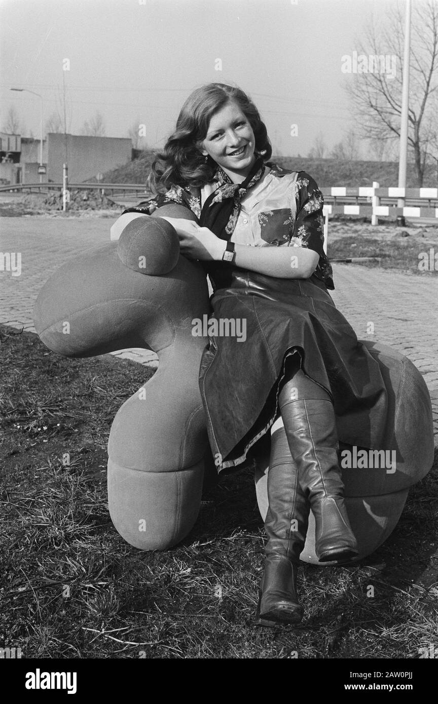 Nouveau mobilier salle d'exposition du lac de Diemen; Mustang chaise de cheval par le designer finlandais Eero Aarnio chaise de bal avec téléphone Date: 5 février 1975 mots clés: Chaises Banque D'Images