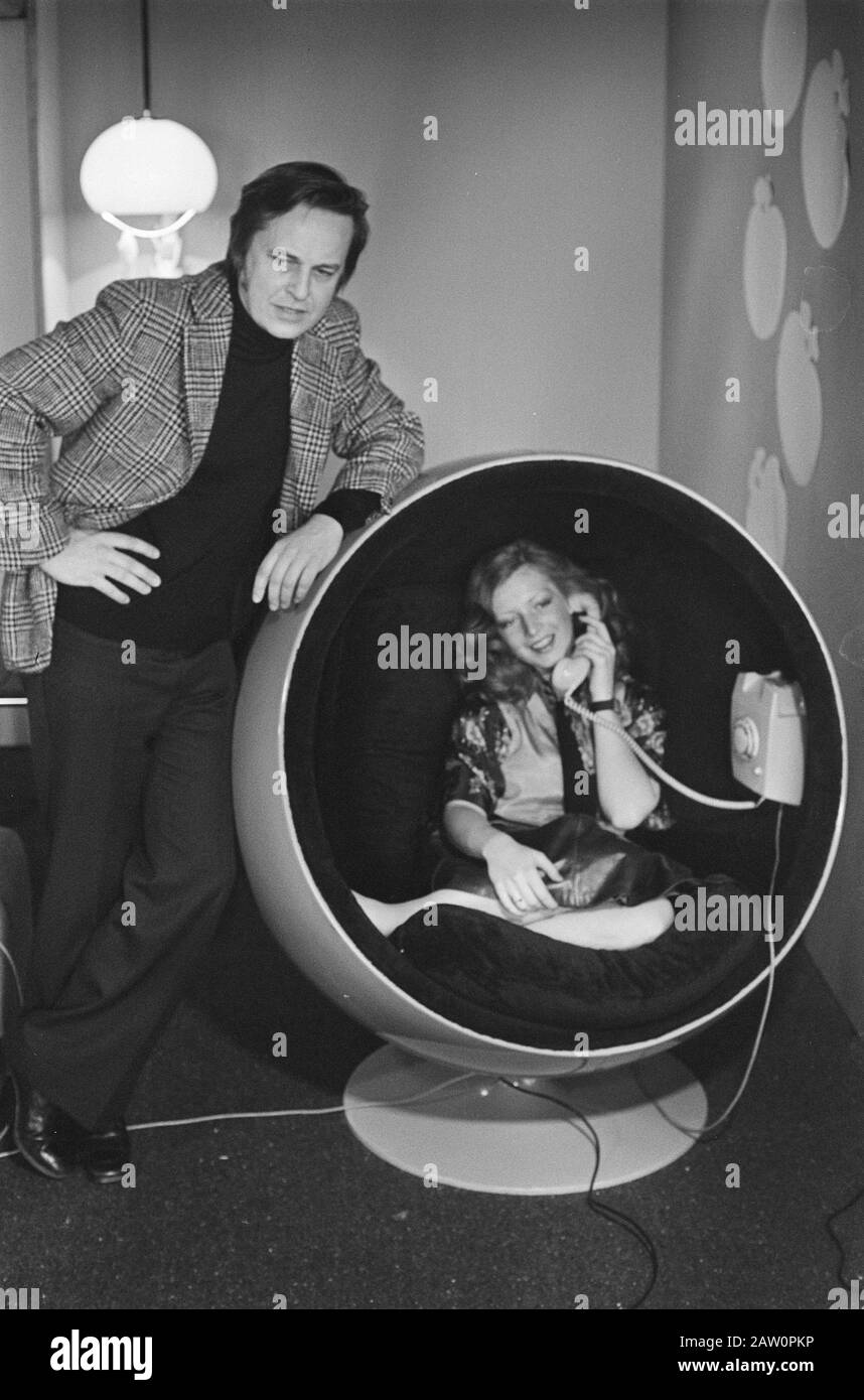 Nouveau mobilier salle d'exposition du lac à Diemen; designer finlandais Eero Aarnio sa chaise de bal avec téléphone Date: 5 février 1975 mots clés: Designers, chaises Banque D'Images