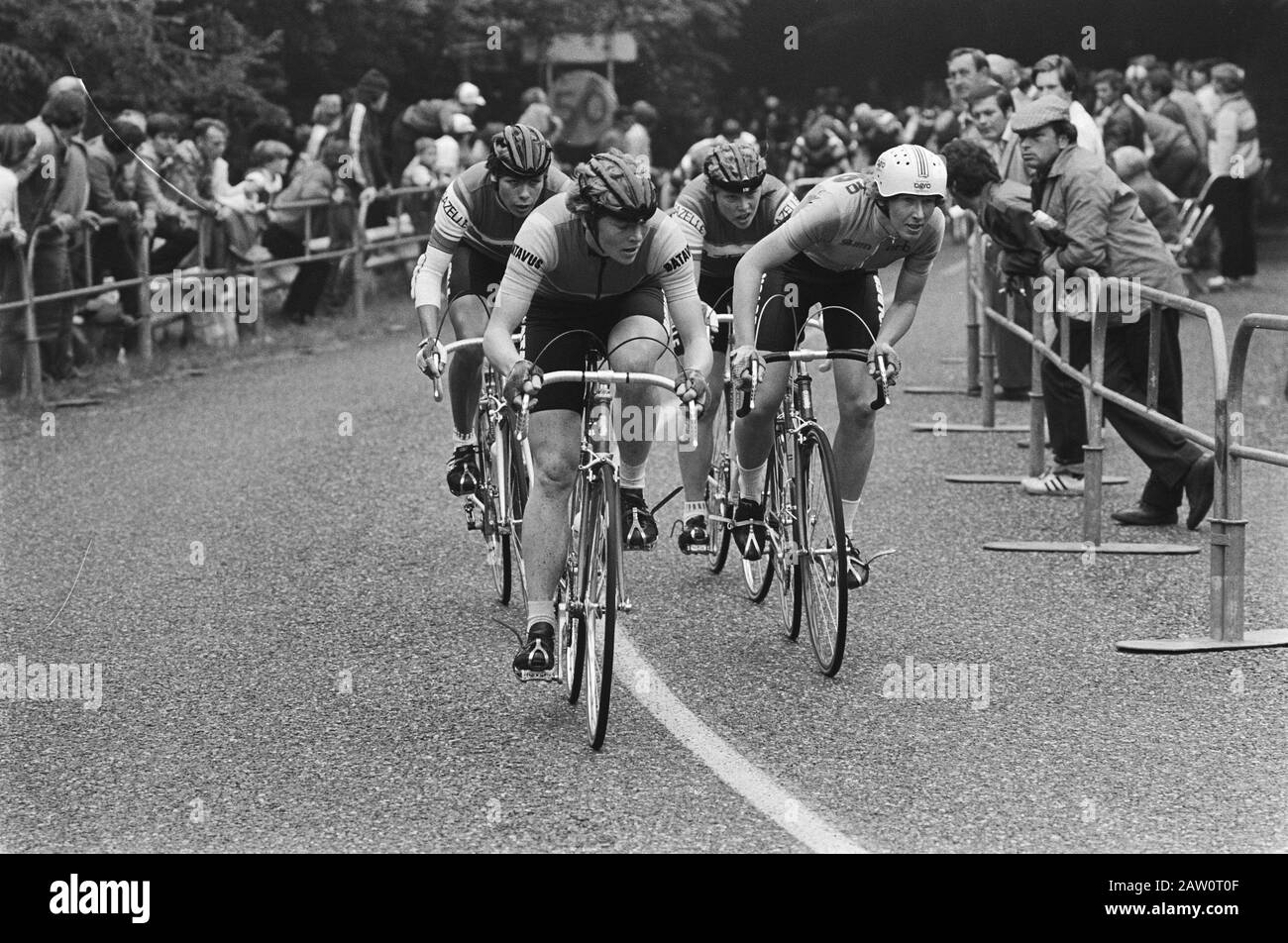 Course de route NK à Geulle (amateurs et dames); de gauche à droite. Wil Bezemer, Hennie Top (elle est la première), Petra de Bruin et Tineke Koole (elle est la deuxième) action / Date: 20 juin 1981 lieu: Geulle, Limbourg mots clés: Amateur, cyclisme Nom De La Personne: Bezemer, W., Brown, Petra le Koole, T., Haut, Hennie Banque D'Images