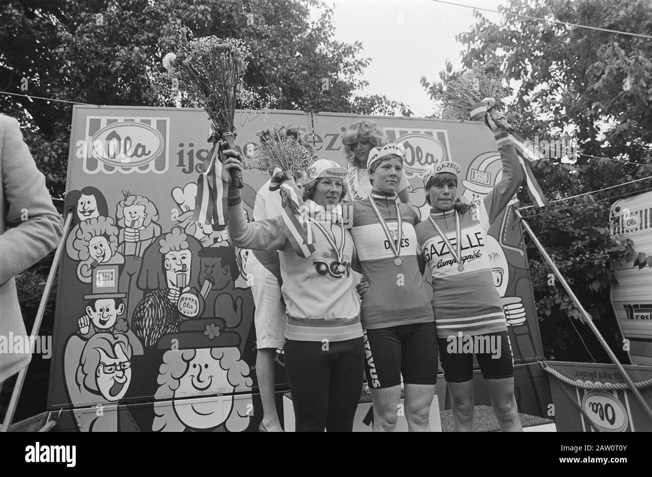 Course de route NK à Geulle (amateurs et dames); Tineke. Koole (2ème), Hennie Top (New Eng champion.) Leontien van der Lienden (3ème) cérémonie Date : 20 juin 1981 lieu : Geulle, Limbourg mots clés : amateur, cycliste Nom : Koole, Tinke, Lienden, Leontien van der, Top Hennie Banque D'Images