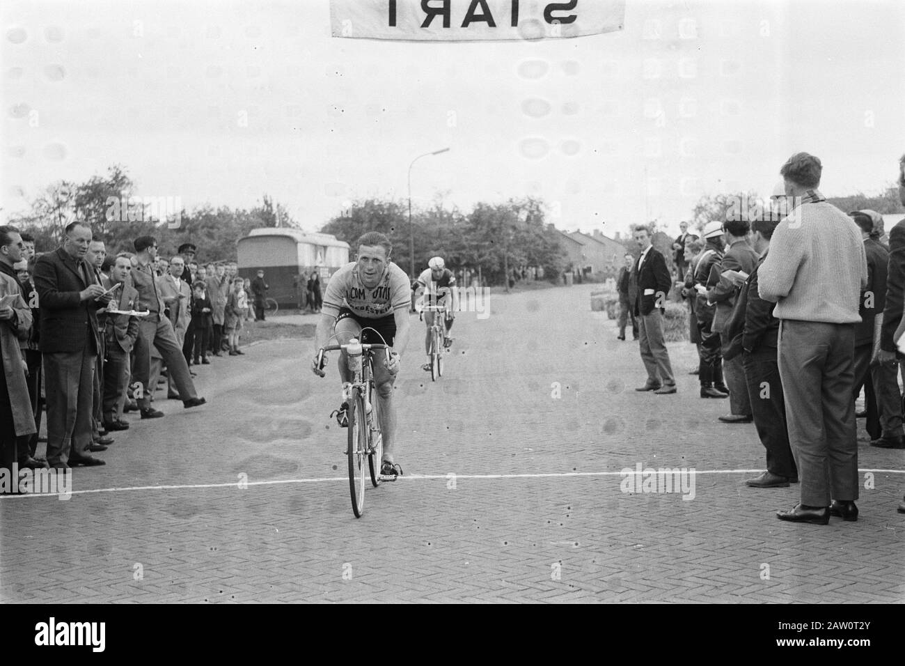 Premier tour professionnel après la guerre à Schiedam. Le gagnant Piet Rentmeester au tour de l'honneur; Banque D'Images