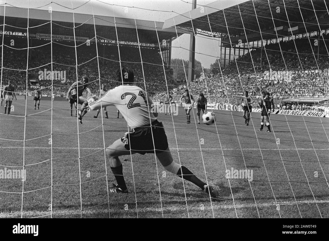 Wk 74 Dortmund Pays-Bas contre la Bulgarie 4-1; Neeskens (scores de pénalité); Banque D'Images