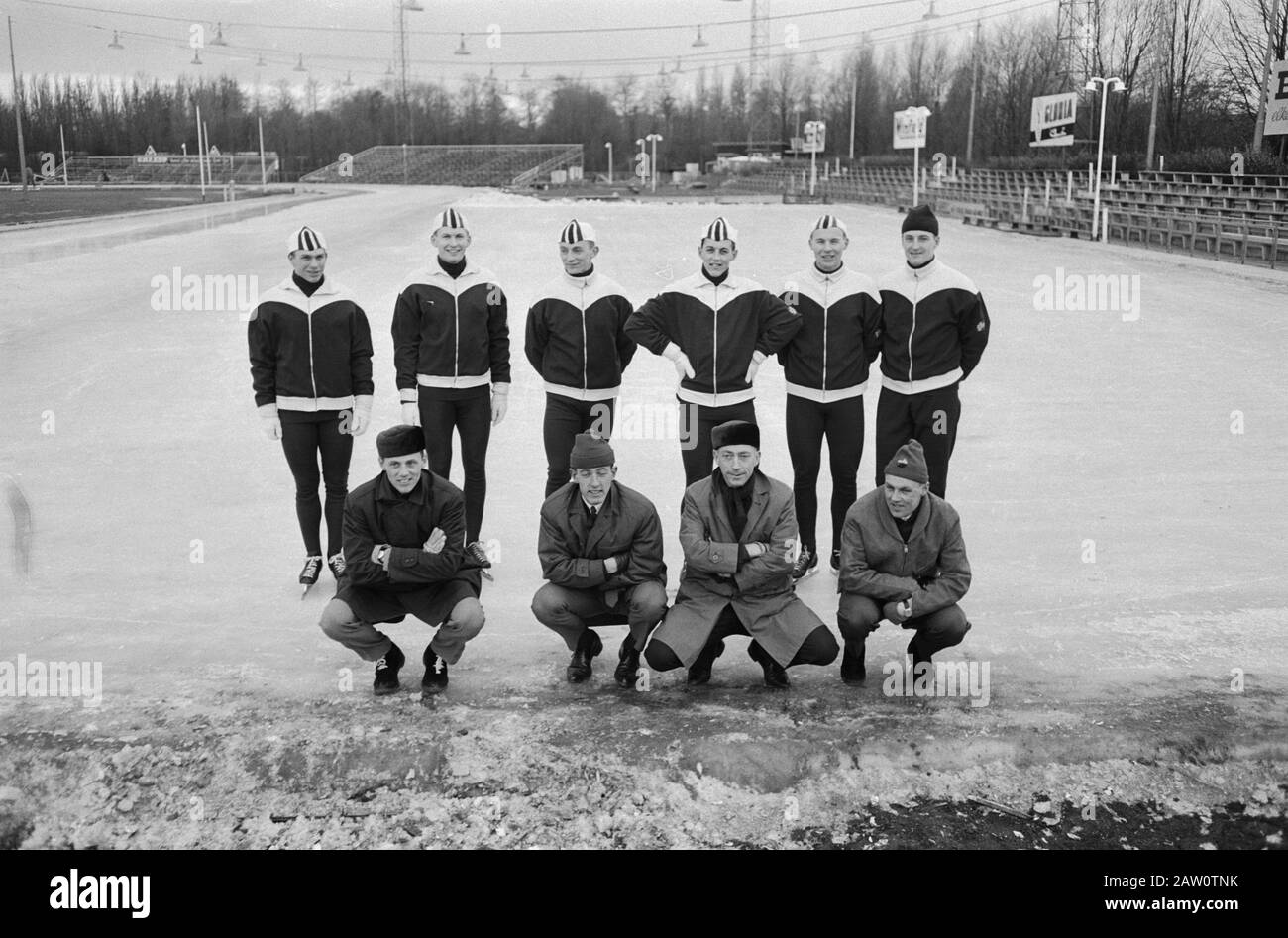 Patineurs norvégiens et suédois sur la patinoire Jaap Eden Amsterdam. Ivar Erikse, Alvi Gjetsvang, Nils Egil Aaness (Norvège), Magne Thomassen (Norvège), Fred Anton Maier (Norvège), Ivar Nilsson (Suède), Kiell Backmann Et Göran Slott (Suède) Date : 24 Février 1962 Lieu : Amsterdam, Noord -Holland Mots Clés : Patinage, Patineurs, Sports Banque D'Images