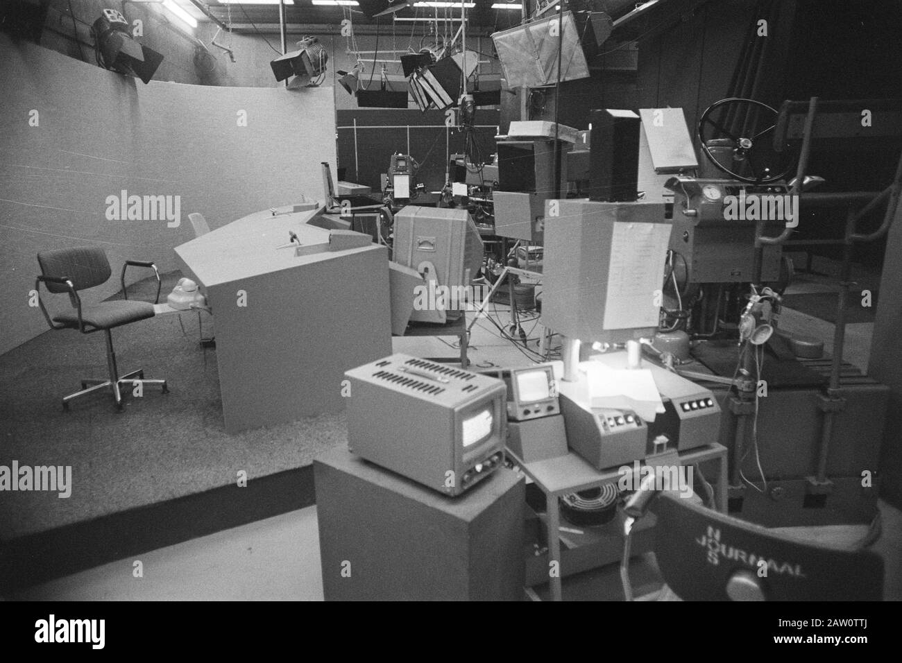 Les ingénieurs du son NIS en grève; studio d'information complètement abandonné à 20 heures Date: 2 mai 1977 mots clés: Grèves institution Nom: Nos Banque D'Images