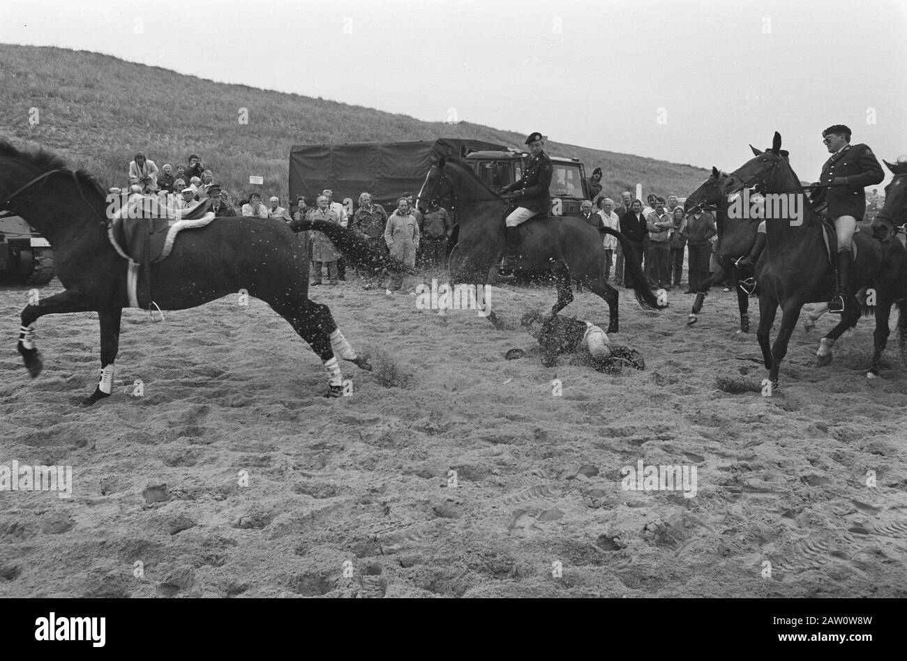 Pratique pour la journée du budget sur la plage de Scheveningen; cavalier tombe du cheval Date: 15 septembre 1986 lieu: Scheveningen, Zuid-Holland mots clés: Journée du budget, exercices, cavaliers Banque D'Images