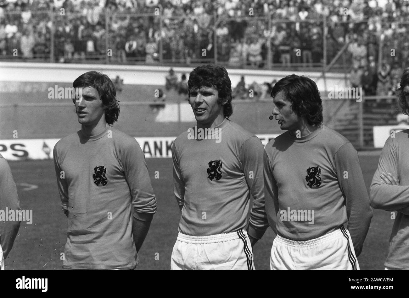 Pratiquer Interland Pays-Bas contre l'Argentine 4-1; No 8 y compris Van Hanegem pendant l'hymne national. Date: 26 mai 1974 mots clés: Chansons folkloriques, sports, football Banque D'Images