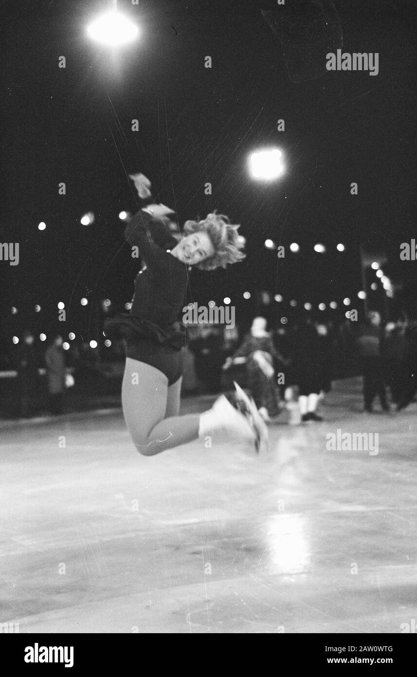 Ouverture officielle de la patinoire Jaap Eden. Sjoukje Dijkstra Saute Date : 22 Décembre 1961 Mots Clés : Art Rijdsters Nom De La Personne : Dijkstra, Sjoukje Banque D'Images