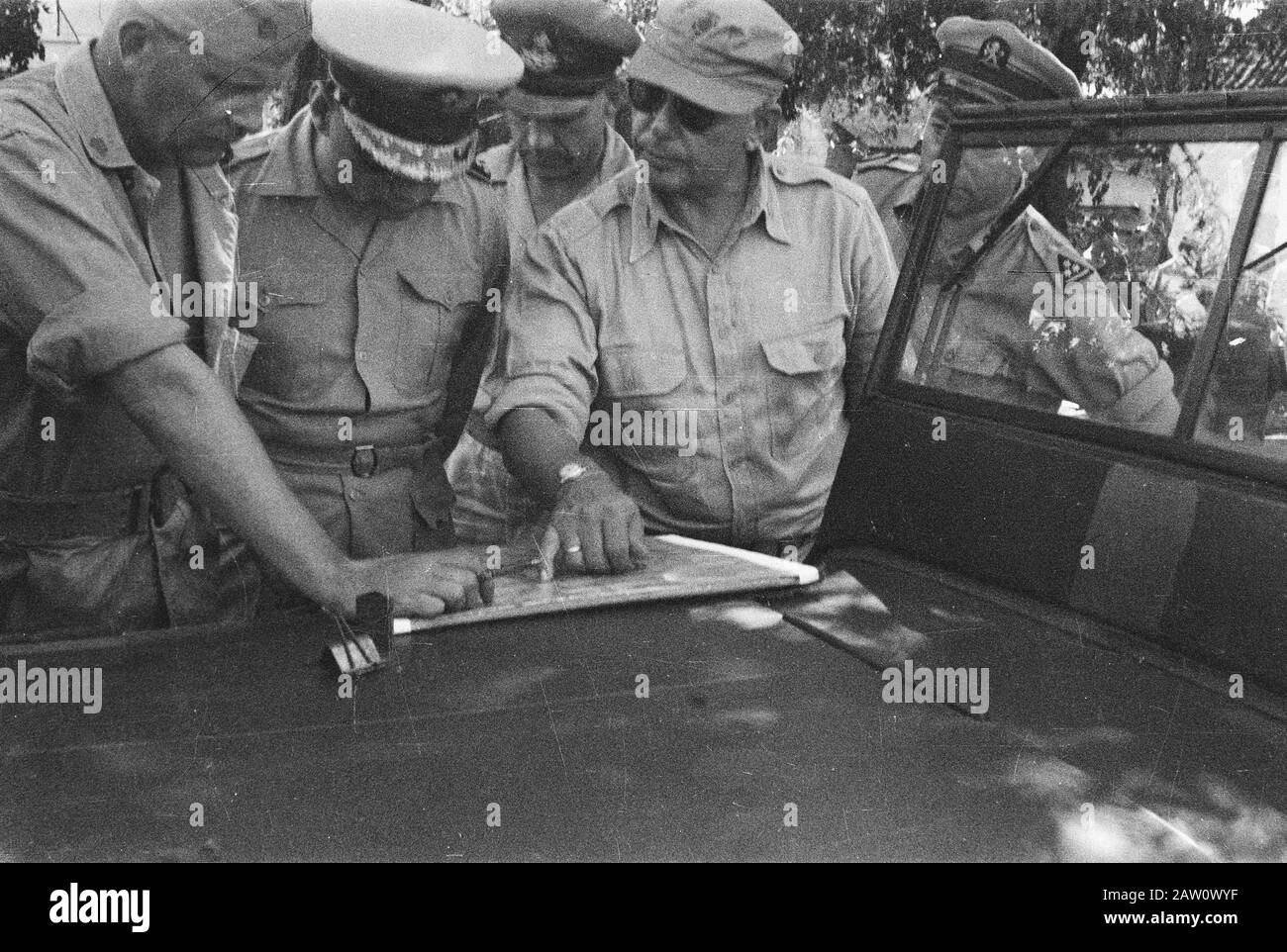 Visitez le commandant de l'armée S. H. Trace le long des officiers de Bali, de Surabaya et du Timor regarder la carte, au milieu S. H. Track Date: 12 juin 1946 lieu: Indonésie Hollandais East Indies Banque D'Images