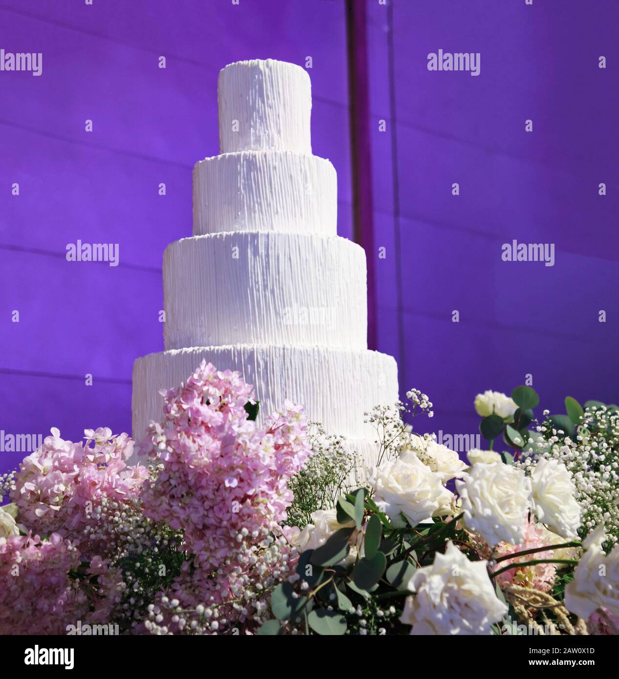 Gateau De Mariage Avec Belle Decoration De Fleurs A L Etape En Face De La Lumiere Pourpre Toile De Fond Dans La Ceremonie De Reception De Mariage De Nuit Restauration Et V Photo