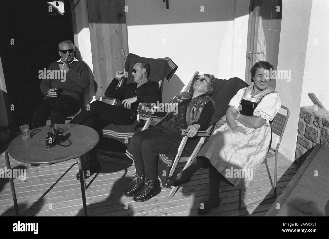 Queen Juliana et Prince Bernhard sont en vacances dans l'autrichien Lech Queen Juliana et Prince Bernhard sur la terrasse de l'hôtel où ils sont assis au soleil Date: 25 février 1964 lieu: Lech, Autriche mots clés: Queens, princes, terrasses, vacances, hiver Nom De La Personne: Bernhard (prince Pays-Bas), Juliana (Queen Pays-Bas) Banque D'Images