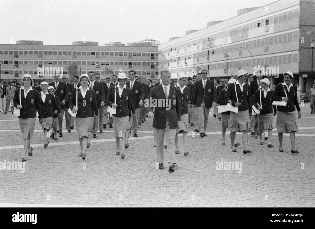 Jeux olympiques à Rome, escouade hollandaise pendant vlagijsingseremonie dans le village olympique Annotation: Chef de mission vedette Kees Kerdel, 2ème de gauche Erica Terpstra Date: 23 août 1960 lieu: Rome mots clés: Athlètes Nom: Kerdel, CL, Terpstra, Erica Banque D'Images