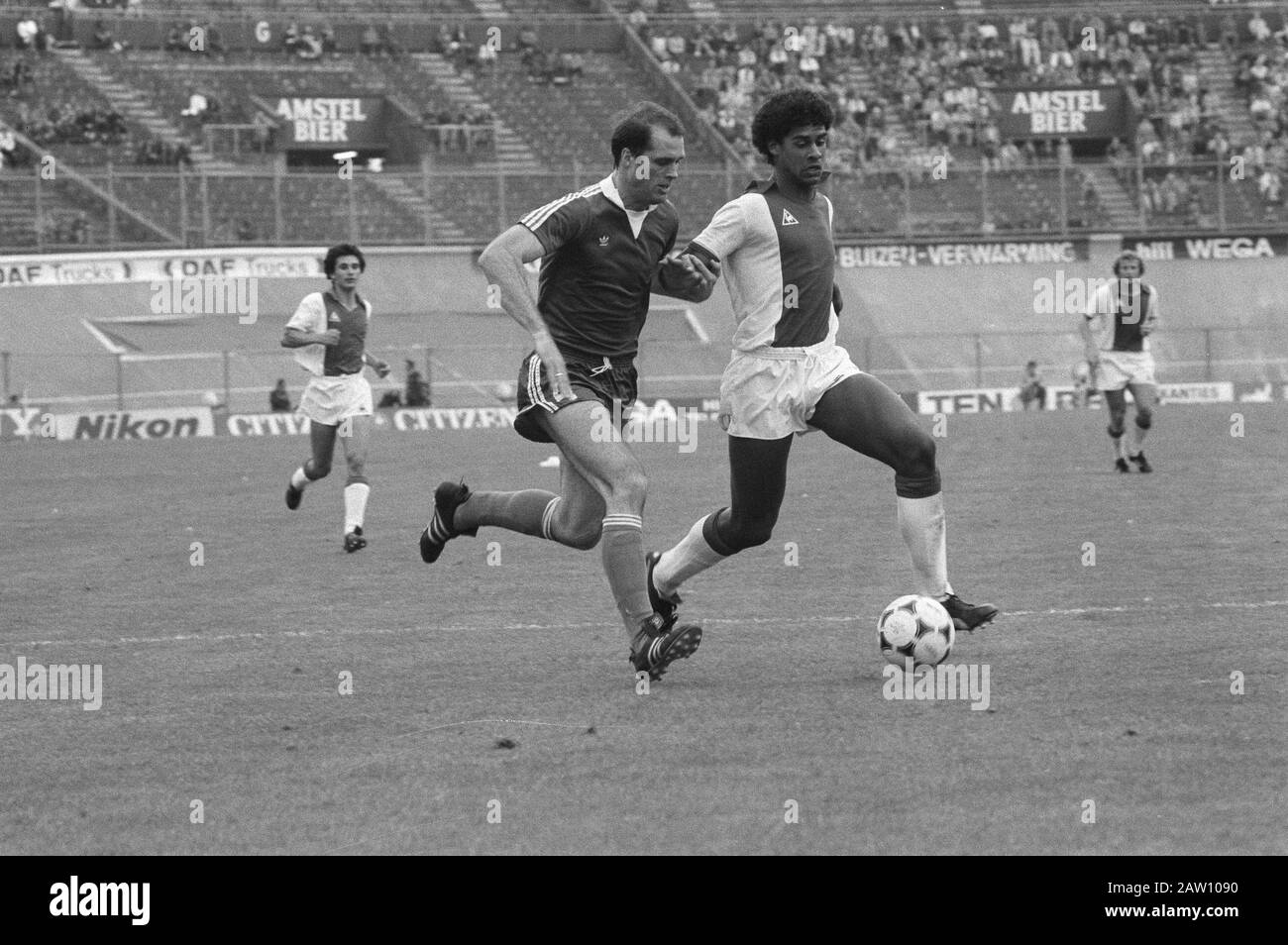 Tournoi Amsterdam 706 (football) Pour la troisième et la quatrième place: AJAX - AZ 67. Rijkaard (À Droite) Vies With Metgod Date: 9 Août 1981 Lieu: Amsterdam, Noord -Holland Mots Clés: Soccer, Sport Nom: Metgod, John, Rijkaard, Frank Banque D'Images