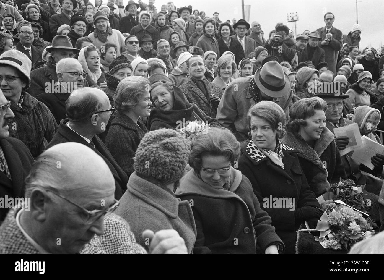 Reine Juliana et princesses à Jaap Eden Baan en hommage Sjoukje Dijkstra Date: 24 mars 1962 mots clés: Hommages, reines Nom De La Personne: Beatrix, Princess, Dijkstra, Sjoukje, Eden, Jaap Juliana (Reine Pays-Bas) Banque D'Images