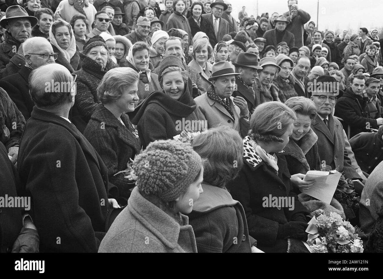 Reine Juliana et princesses à Jaap Eden Baan en hommage Sjoukje Dijkstra Date: 24 mars 1962 mots clés: Hommages, reines Nom De La Personne: Beatrix, Princess, Dijkstra, Sjoukje, Eden, Jaap Juliana (Reine Pays-Bas) Banque D'Images
