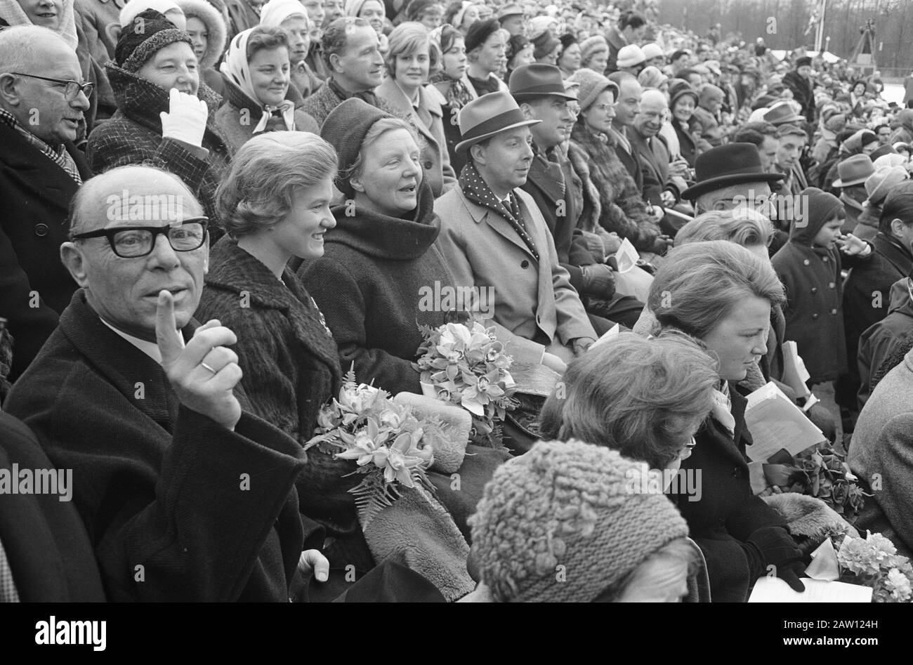 Reine Juliana et princesses à Jaap Eden Baan en hommage Sjoukje Dijkstra Date : 24 mars 1962 mots clés : hommages, reines Nom De La Personne : Dijkstra, Sjoukje, Eden, Jaap, Juliana ( Reine Pays-Bas) Banque D'Images