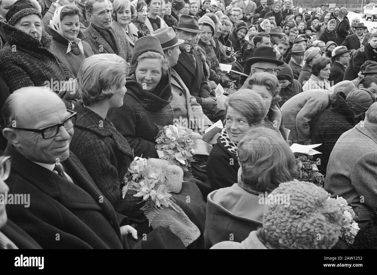 Reine Juliana et princesses à Jaap Eden Baan en hommage Sjoukje Dijkstra Date : 24 mars 1962 mots clés : hommages, reines Nom De La Personne : Dijkstra, Sjoukje, Eden, Jaap, Juliana ( Reine Pays-Bas) Banque D'Images