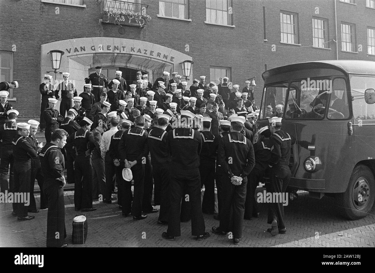 Env. 150 A Les marins se sont retoronnés après avoir soudainement quitté les navires de guerre américains R'dam. Les marins sur le trottoir Van Ghent barracks R'dam Date: 19 octobre 1969 lieu: Rotterdam, Hollande-Méridionale mots clés: Marins, laisser le Nom de La Personne: Van Ghent Station Banque D'Images