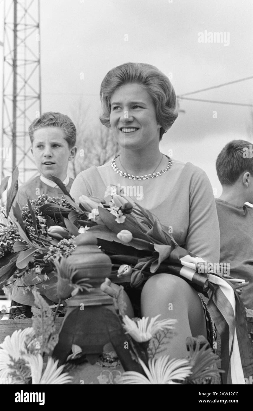 La reine Juliana et les princesses assistent à la cérémonie de Sjoukje Dijkstra Jaap Eden Baan à Amsterdam. Dans La Photo Sjoukje Dijkstra Date : 24 Mars 1962 Lieu : Amsterdam, Noord-Holland Mots Clés : Nom De La Personne Honorant : Dijkstra, Sjoukje Banque D'Images