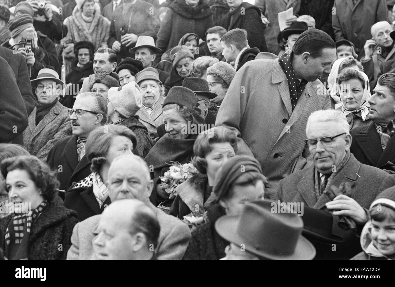 La reine Juliana et les princesses assistent à la cérémonie de Sjoukje Dijkstra Jaap Eden Baan à Amsterdam Date: 24 mars 1962 mots clés: Hommages, reines Nom De La Personne: Beatrix (Crown Princess Netherlands ), Juliana (Queen Netherlands) Banque D'Images