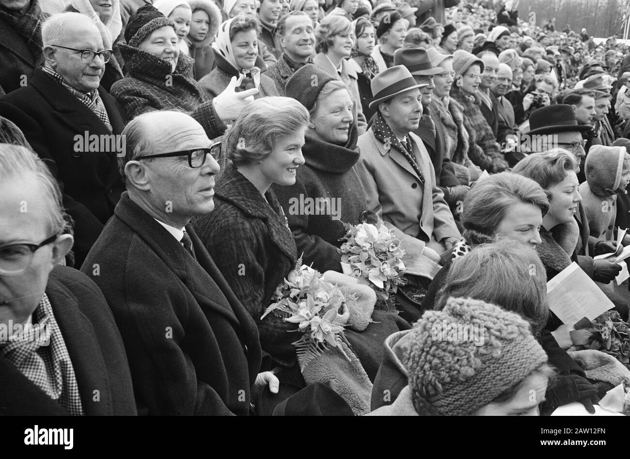 La reine Juliana et les princesses assistent à la cérémonie de Sjoukje Dijkstra Jaap Eden Baan à Amsterdam Date: 24 mars 1962 mots clés: Hommages, reines Nom De La Personne: Beatrix (Crown Princess Netherlands ), Juliana (Queen Netherlands) Banque D'Images