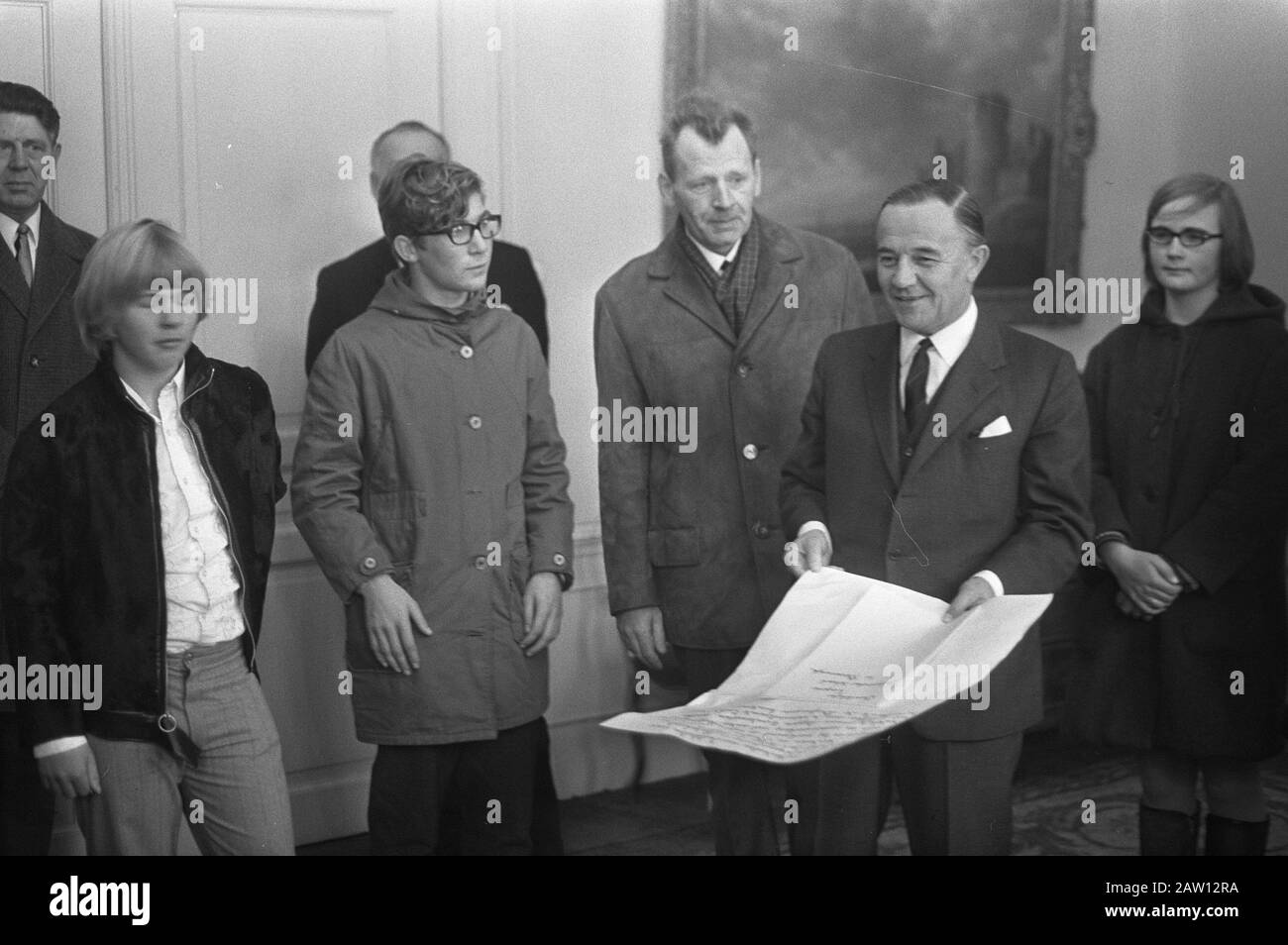 Environ 10 000 enfants des écoles du pays ont manifesté à la Haye pour rappeler au gouvernement la famine à Biafra, offre de Jong Date: 20 novembre 1969 lieu : Biafra, La Haye mots clés : manifestations, enfants Banque D'Images