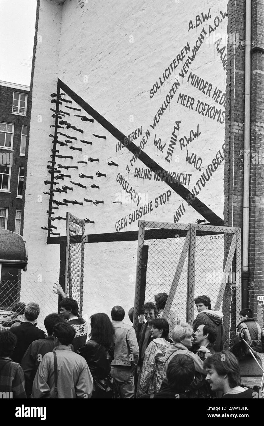 Dévoilement d'un monument de crise à Kincurbuurt à Amsterdam Date: 7 mai 1983 lieu: Amsterdam, Noord-Holland mots clés: Action, coupures, monuments, révélations Banque D'Images