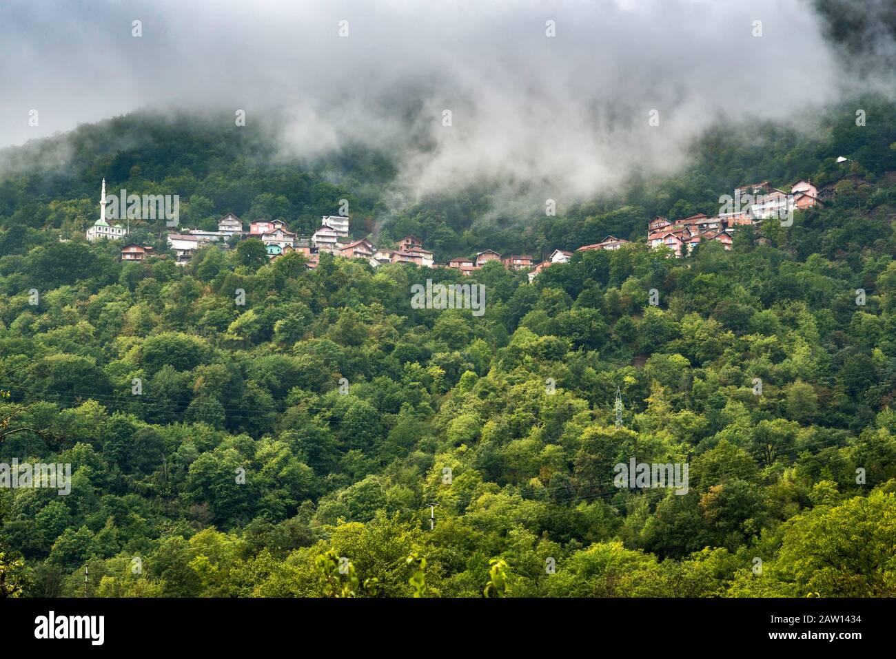 Village musulman de Prisojnica, dans la vallée de la rivière Radika, parc national de Mavrovo, près de Debar, en Macédoine du Nord Banque D'Images