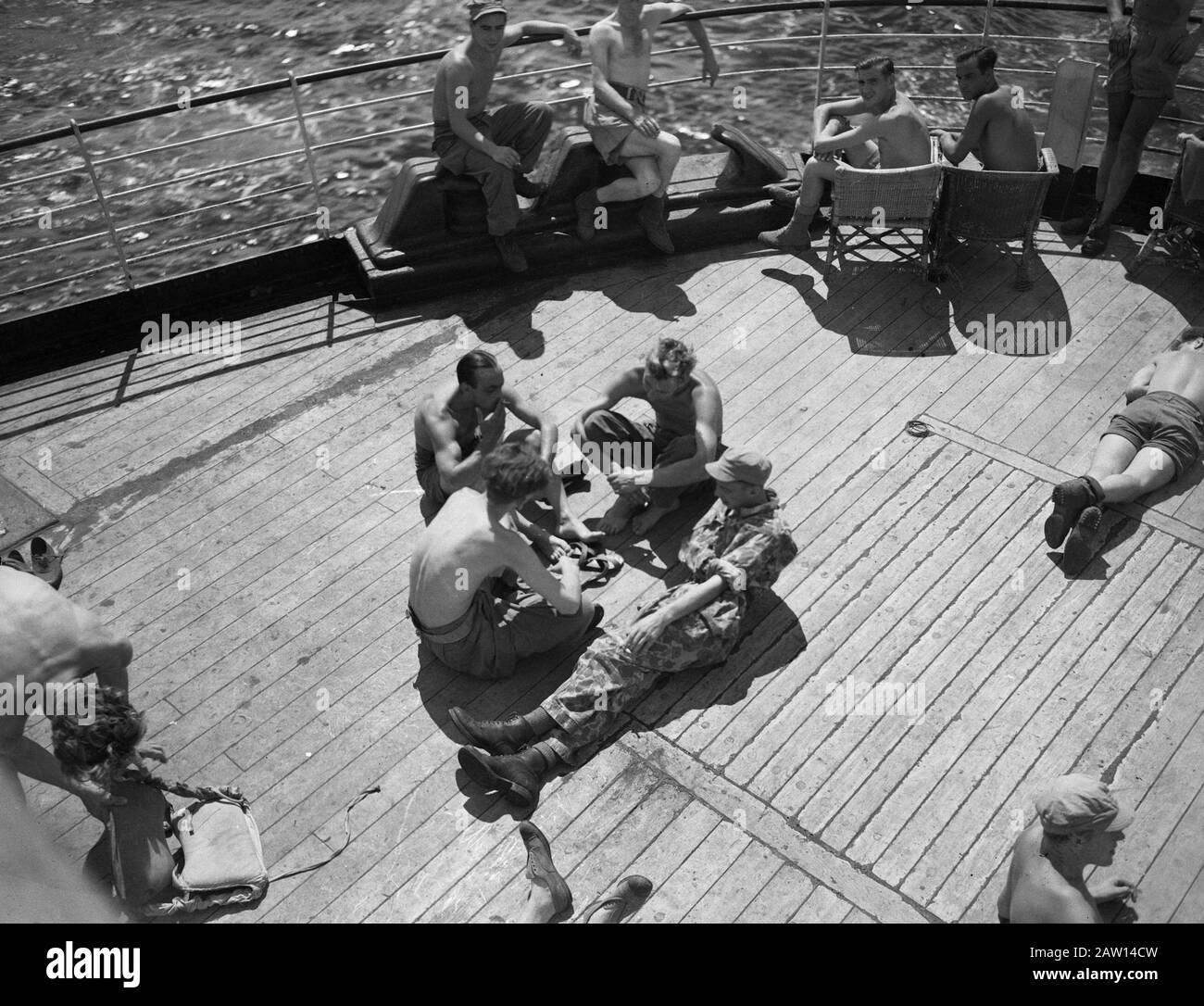 Expédition de la brigade U Batavia à Padang (2ème série) Détente à bord Date: 24 novembre 1946 lieu: Indonésie Antilles orientales néerlandaises : Cherries, of / DLC Titulaire du droit d'auteur: Archives nationales Type de matériel: Négatif (noir / blanc) numéro d'inventaire: Voir accès 2.24.04.03 Banque D'Images