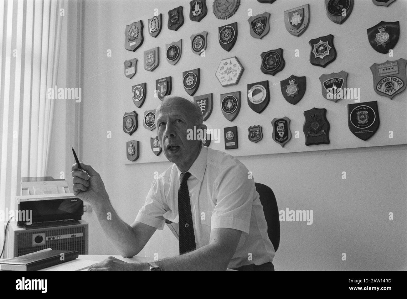 Enlèvement Joke Osterman Otto; Commissaire Blaauw Dans Crisis Center À Rotterdam Date: 2 Juin 1986 Lieu: Rotterdam, Hollande-Méridionale Mots Clés: Centres De Crise, Policier Nom: Blague Osterman Otto, Chef Blaauw Banque D'Images