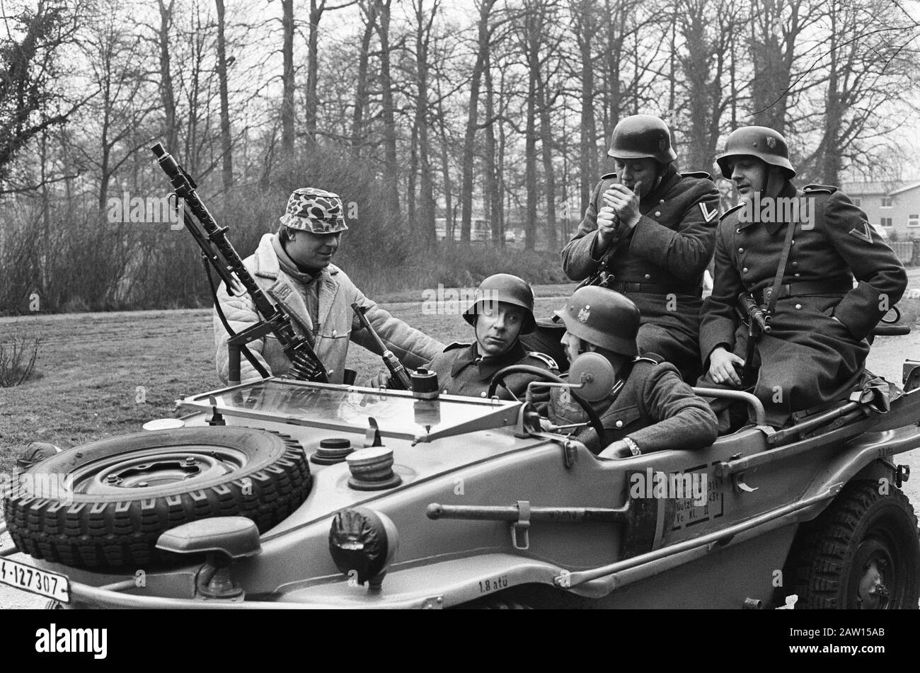 Hiver à Wartime par Jan Terlouw filmé par la VARA; soldats allemands pendant l'enregistrement Annotation: Si soldats allemands: Tim Beekman (à gauche à l'arrière et Arnold Gelderman (à gauche) Directeur permanent Aart Pigquets. Date: 14 mars 1975 lieu: Laag Zuthem, Raalte mots clés: Acteurs, films, films, soldats, drames de télévision, plans de travail personne Nom: Beekman, Tim, Gelderman, Arnold, Pigquets, Aart Banque D'Images