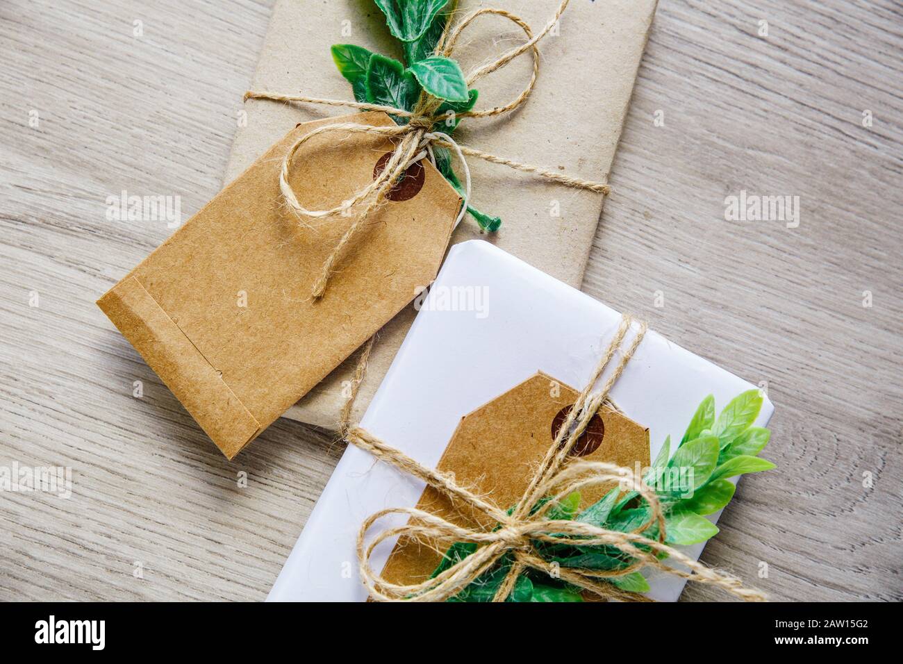 Boîtes cadeaux de style naturel fabriquées à la main avec cordon de chanvre rustique. Banque D'Images