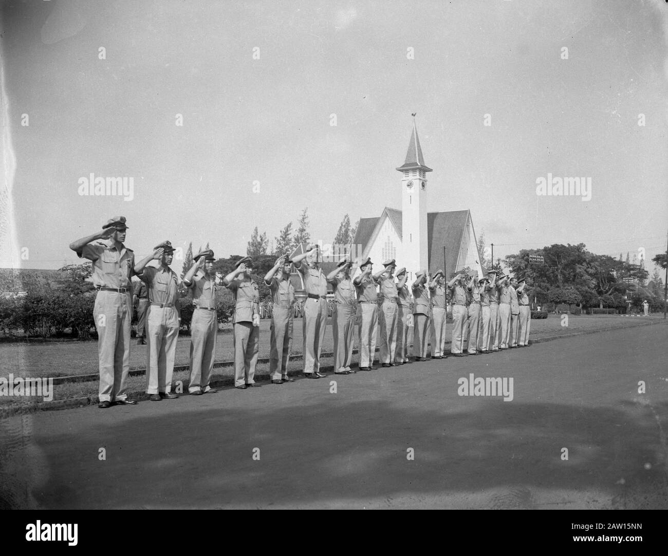 Présentation des prix au Burg. Bishop Square Batavia pour le devant du gang plusieurs prix ont été remis le 24 mars par le Chef d'état-major général gen.maj. Voisin Vreeden. Les 19 gedécoreerden lors de la lecture de l'hymne national. Annotation : publié dans Brothers in Arms, vol. 3, no 1, avril 1948. Date : 24 Mars 1948 Lieu : Batavia, Batavia, Indonésie, Jakarta, Java, Hollandais East Indies Banque D'Images