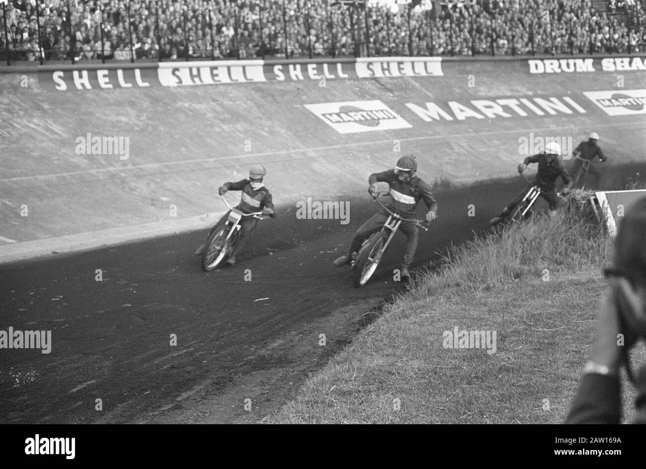 Speedway for the Golden Helmet in the Olympic Stadium In the Foreground Nico van Gorcum in action Date: 3 juillet 1967 lieu: Amsterdam, Noord-Holland mots clés: Motocyclettes, sports automobiles, speedway sports Personne Nom: Gorcum, N. Nom de l'institution: Stade olympique Banque D'Images