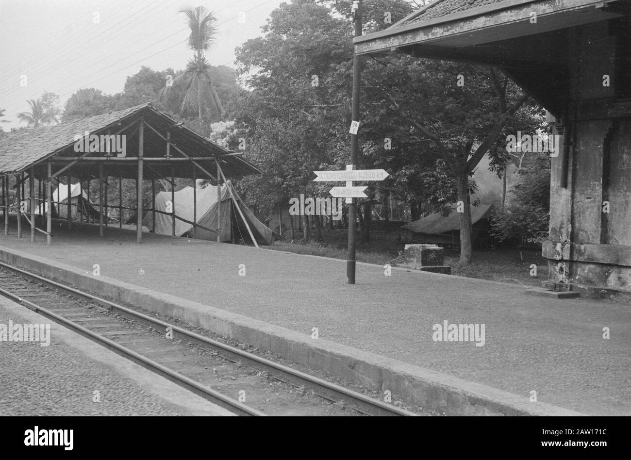 La station Sur la plate-forme d'une station inconnue est deux panneaux: Un  qui dit Tietjerksteradeel 14352.6 km et l'autre avec Tjikampek 67.2 km  annotation: Krawang? Date: 01/03/1947 Lieu: Indonésie, Java, Pays-Bas East
