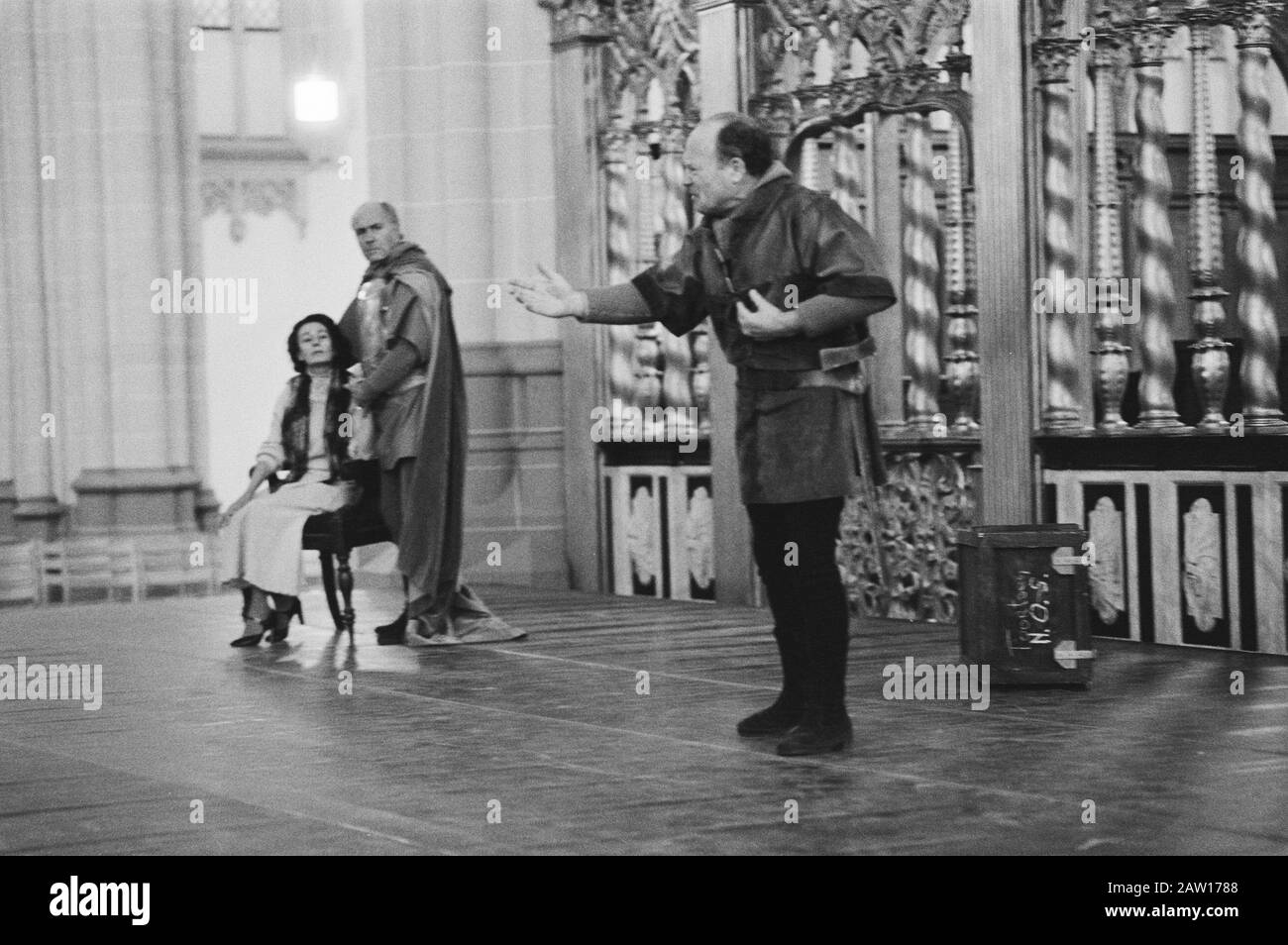 Le nouvel an est dans le Nieuwe Kerk à Amsterdam wee Vondel Gijsbrecht Aemstel organisé sous la direction de Carel Briels, Date: 27 décembre 1980 lieu: Amsterdam, Noord-Holland mots clés: Signes, églises, représentations, répétitions Nom De La Personne: Carel Briels, Gijsbrecht Aemstel Banque D'Images