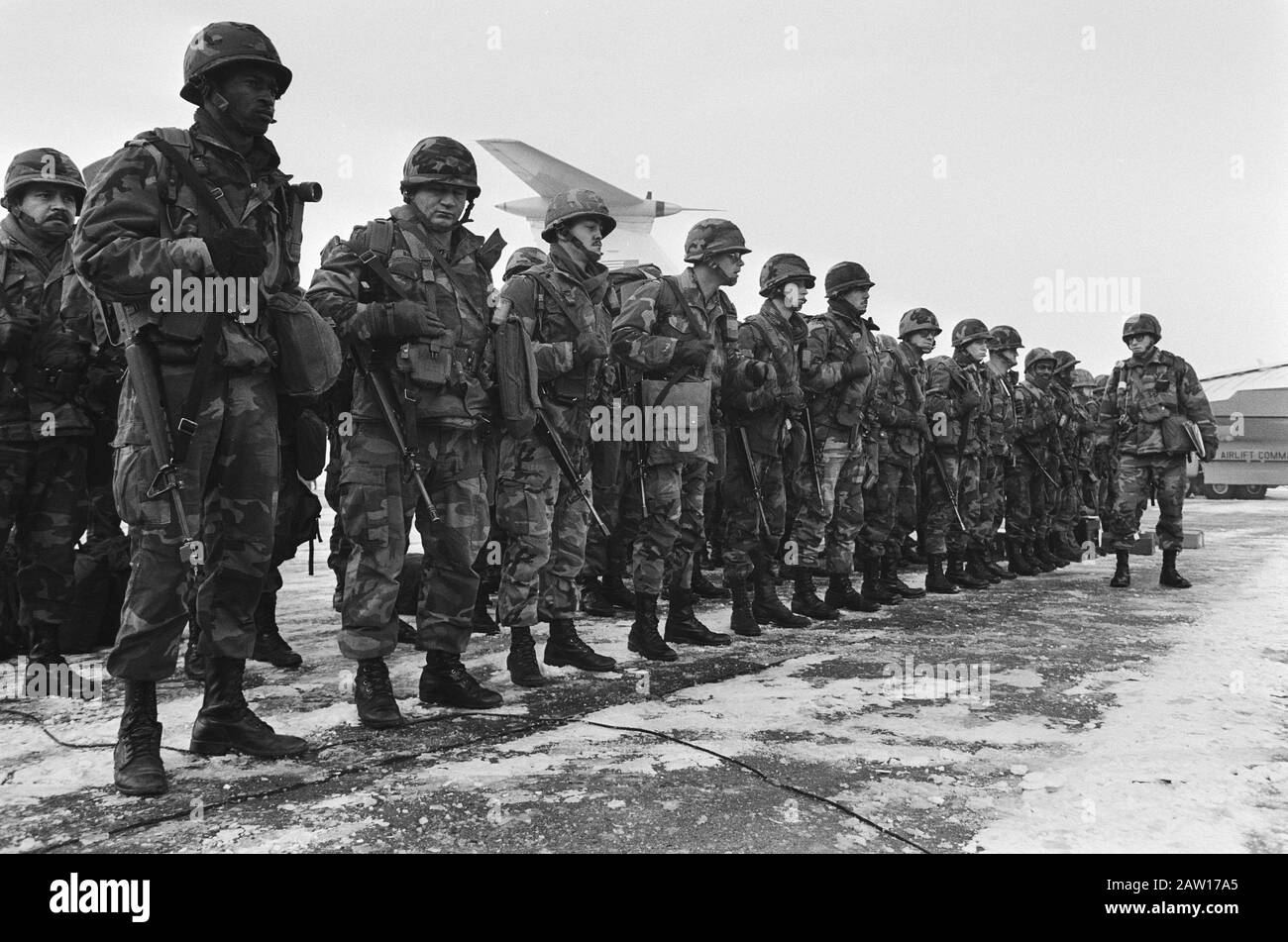 A Schiphol est arrivé aujourd'hui plusieurs participants américains à l'exercice OTAN Reforger, tenu en République fédérale / fumée négative Date: 11 janvier 1985 mots clés: Participants, exercices soldats aéroports Nom de l'institution: OTAN Schiphol Banque D'Images