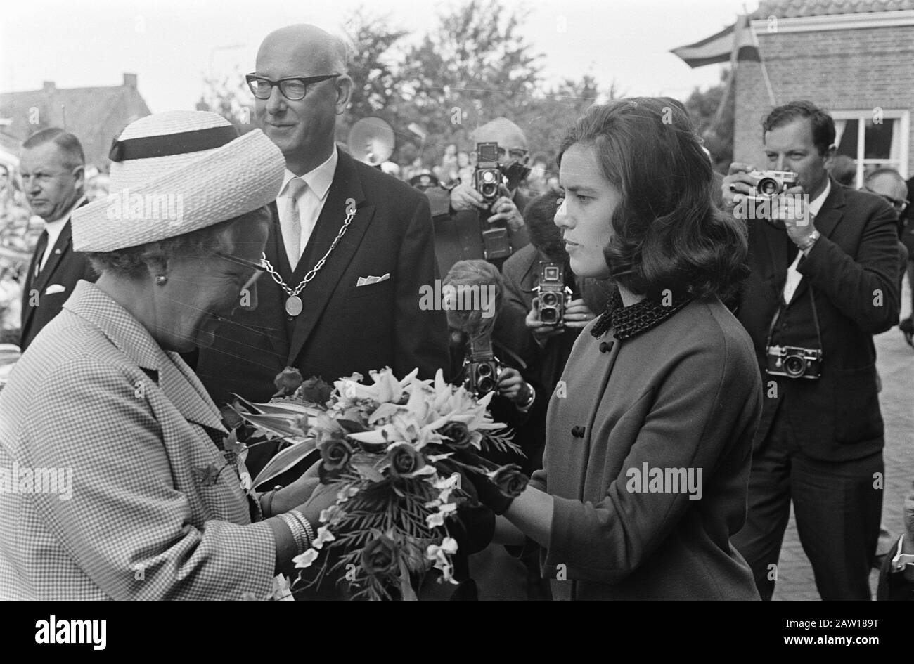 La reine Juliana visite le Delta Project la reine Juliana offrit des fleurs Date : 1 septembre 1964 mots clés : fleurs Nom De La Personne : Juliana, reine Banque D'Images